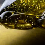 Travasare l’olio: di che si tratta, perché e come si esegue il processo